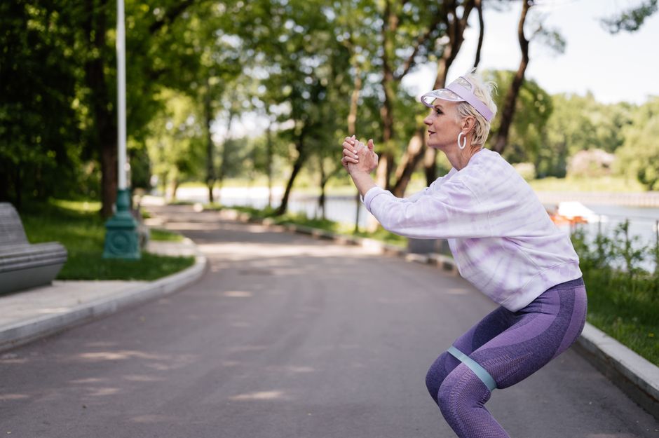 Un senior actif prend soin de sa mobilité